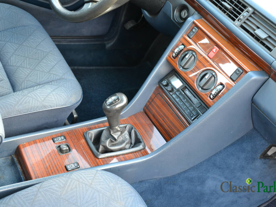 Image 32/39 of Mercedes-Benz 200 D (1993)