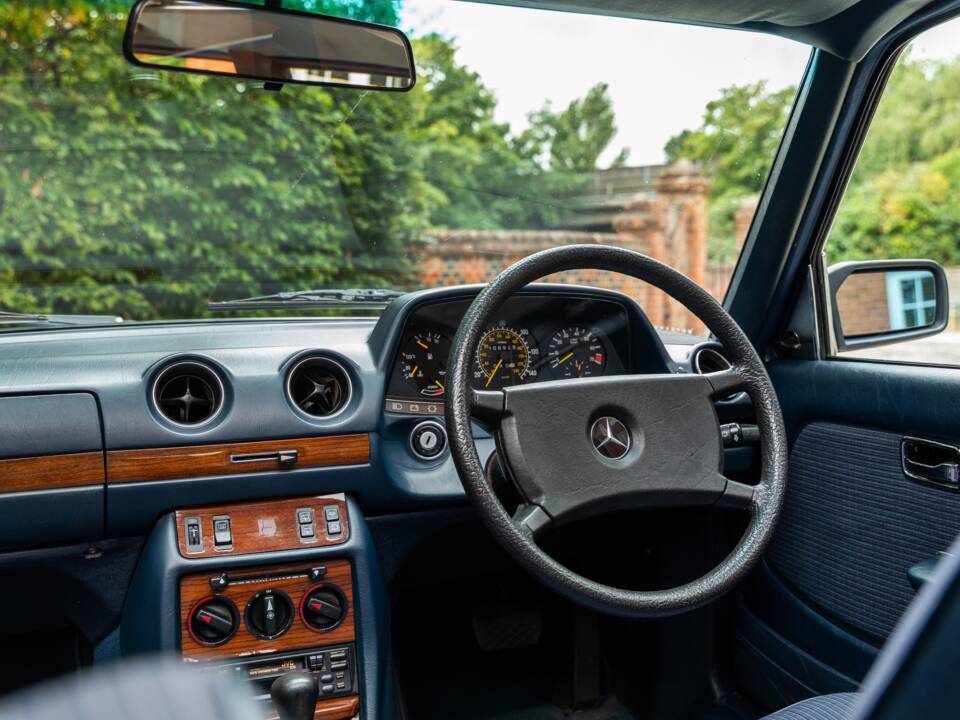 Bild 24/46 von Mercedes-Benz E 280 T (1987)