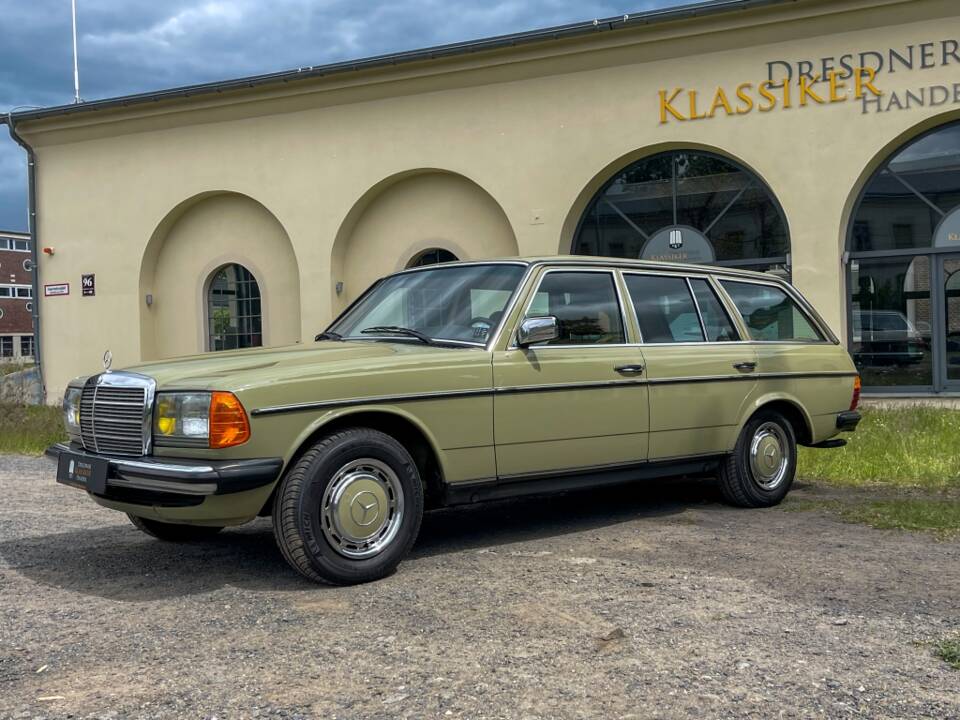 Image 2/34 of Mercedes-Benz 200 T (1983)