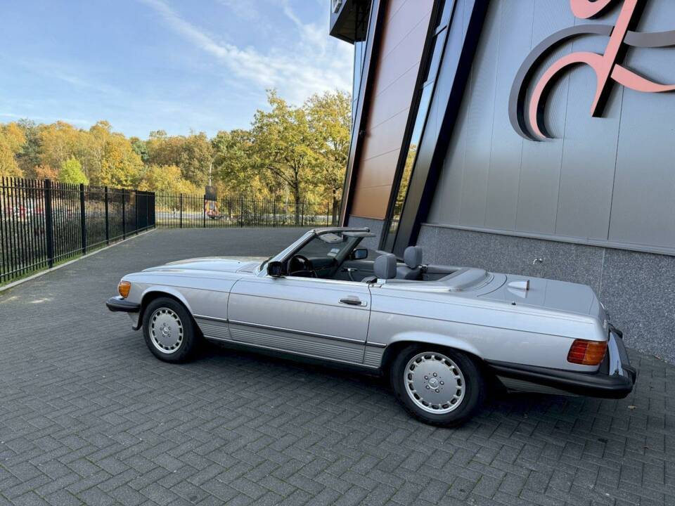 Image 6/36 de Mercedes-Benz 560 SL (1987)