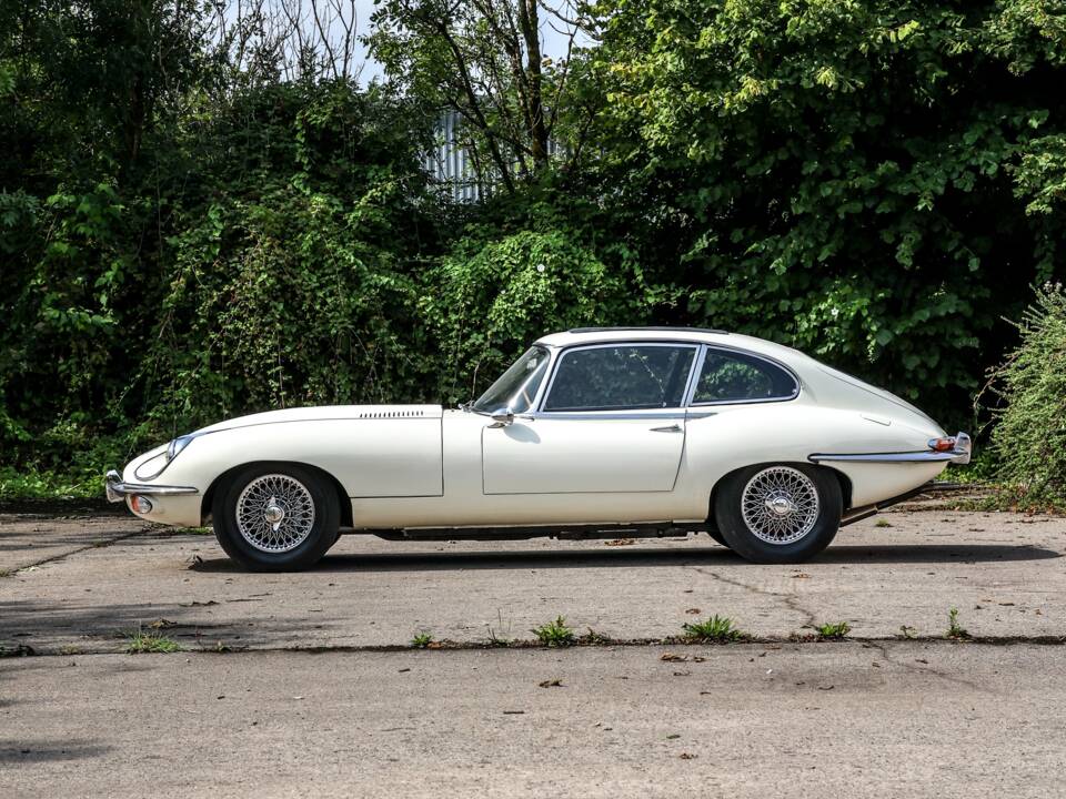 Image 13/33 of Jaguar E-Type (2+2) (1968)