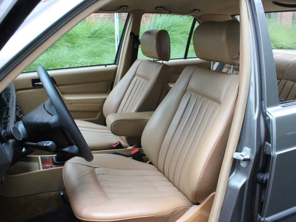 Image 14/27 of Mercedes-Benz 190 E (1987)