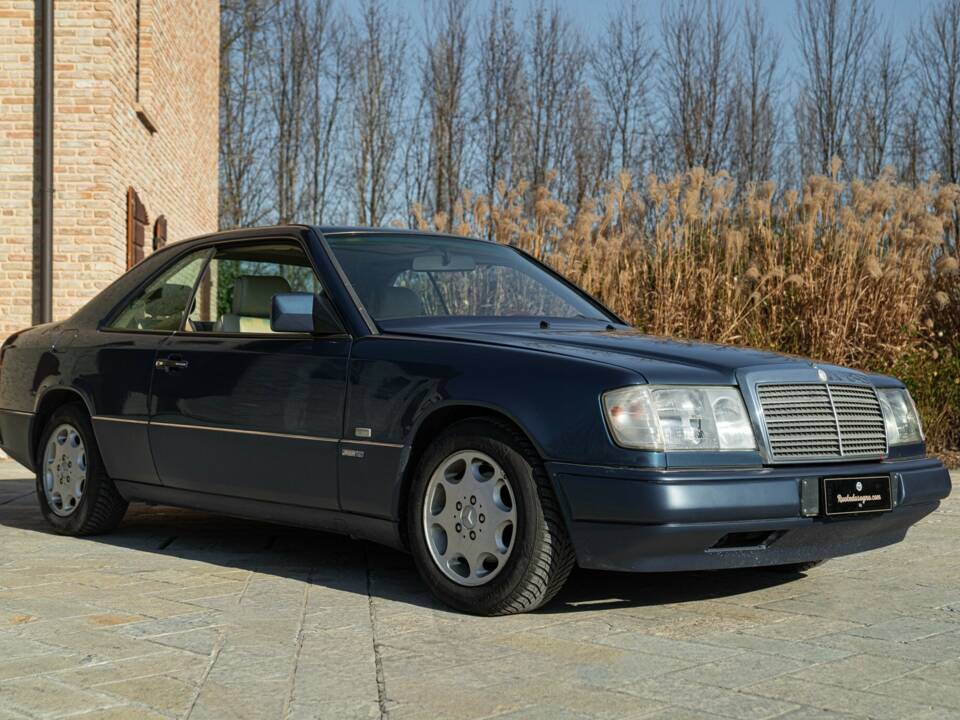 Bild 2/50 von Mercedes-Benz 200 CE (1992)