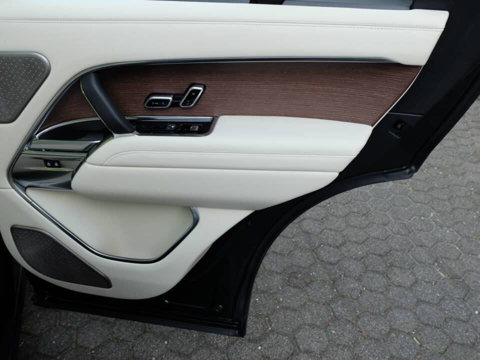 Image 46/61 of Land Rover Range Rover D350 (2025)