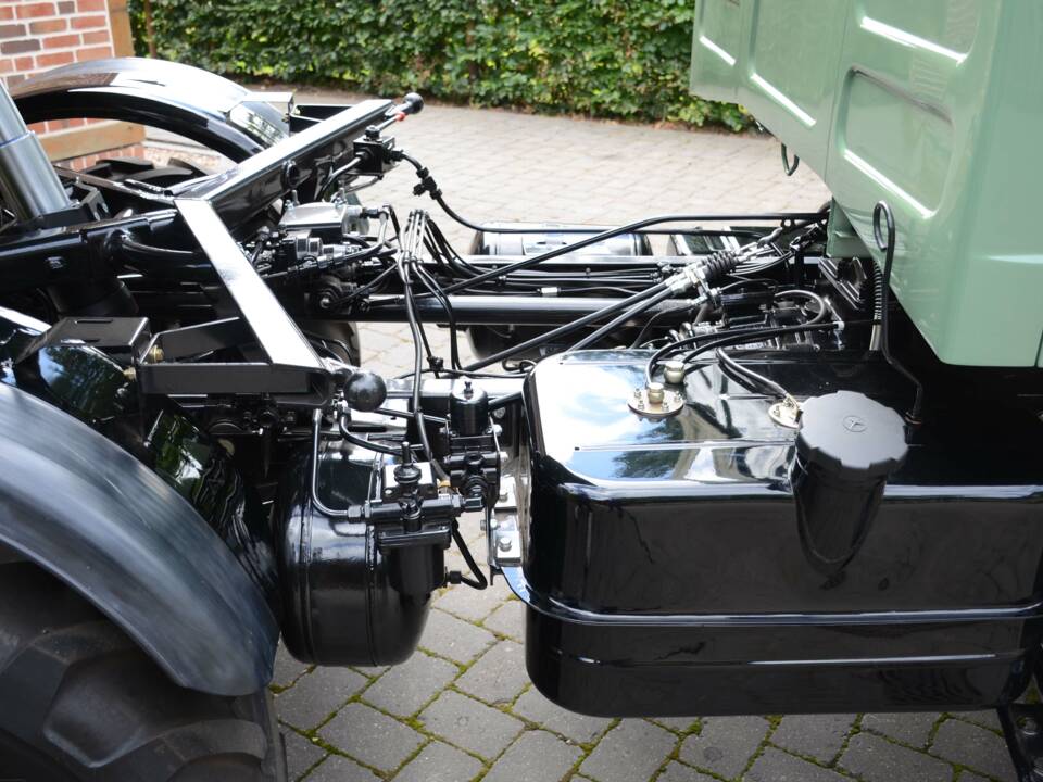 Image 3/71 of Mercedes-Benz Unimog U52 (1983)