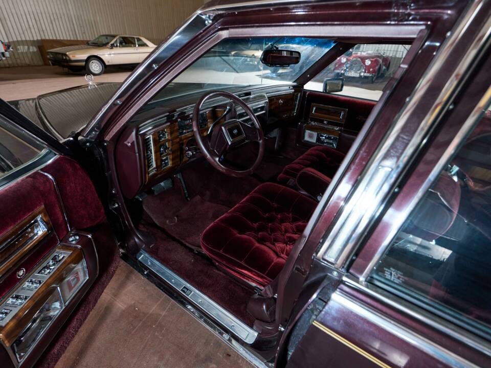 Image 37/58 of Cadillac Brougham Elegance (1988)