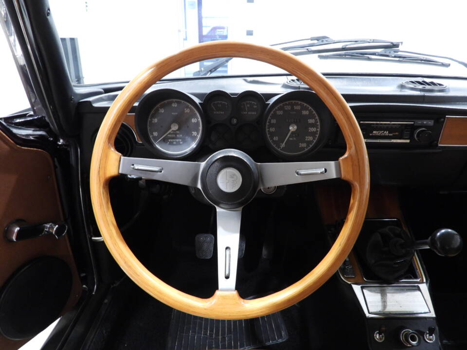 Immagine 6/15 di Alfa Romeo Giulia GT 1300 Junior (1975)