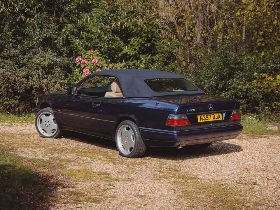 Imagen 38/41 de Mercedes-Benz E 220 (1995)