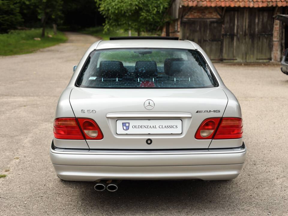 Image 5/98 de Mercedes-Benz E 50 AMG (1996)