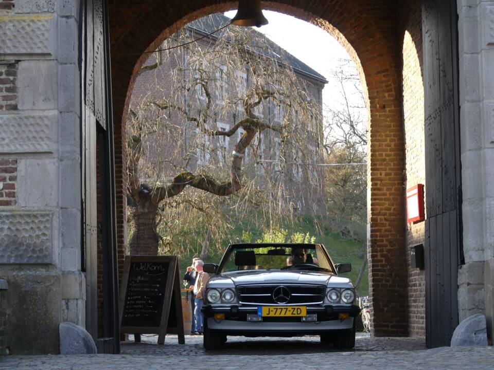 Afbeelding 4/7 van Mercedes-Benz 560 SL (1989)