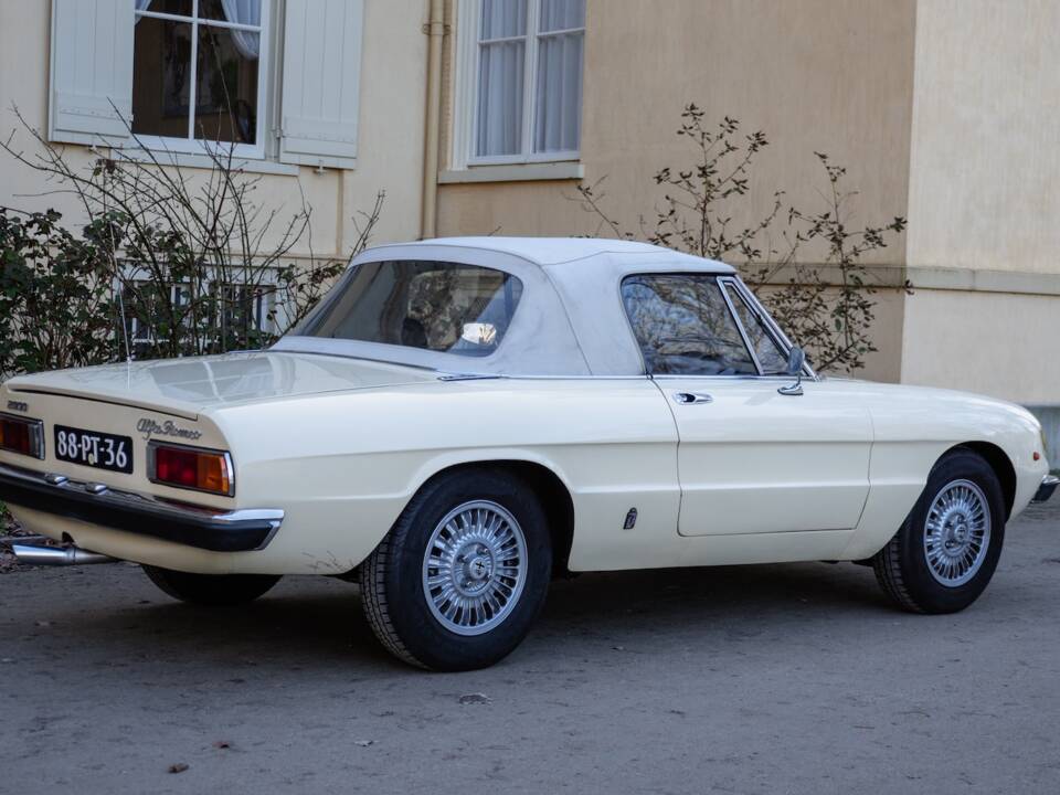 Image 4/58 of Alfa Romeo 2000 Spider Veloce (1977)