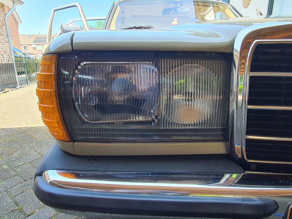 Image 4/12 of Mercedes-Benz 200 (1982)