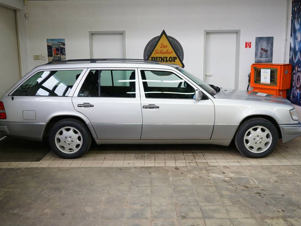 Image 33/36 de Mercedes-Benz E 220 T (1993)