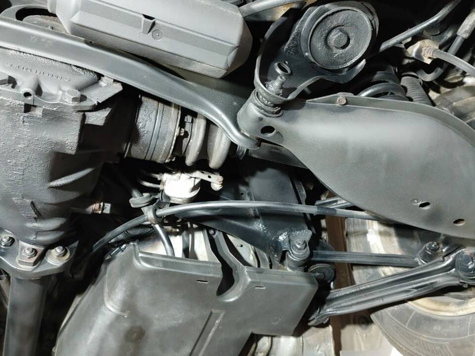 Immagine 37/41 di Mercedes-Benz E 220 T (1993)