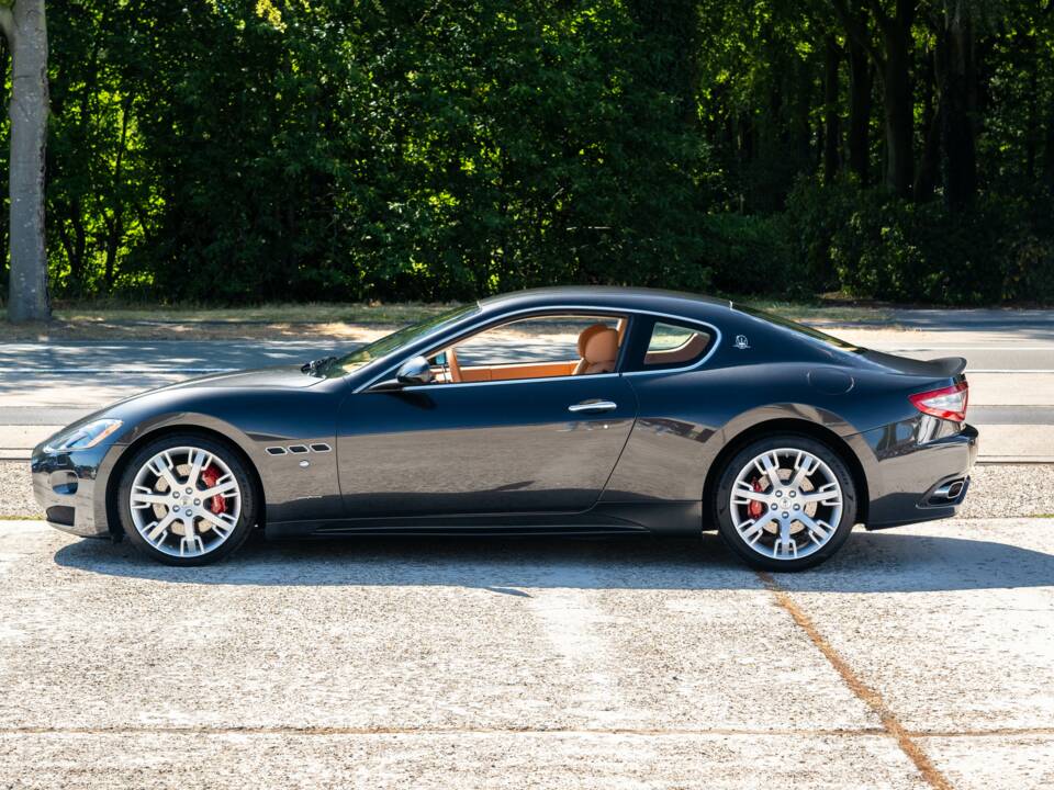 Bild 13/37 von Maserati GranTurismo S (2010)