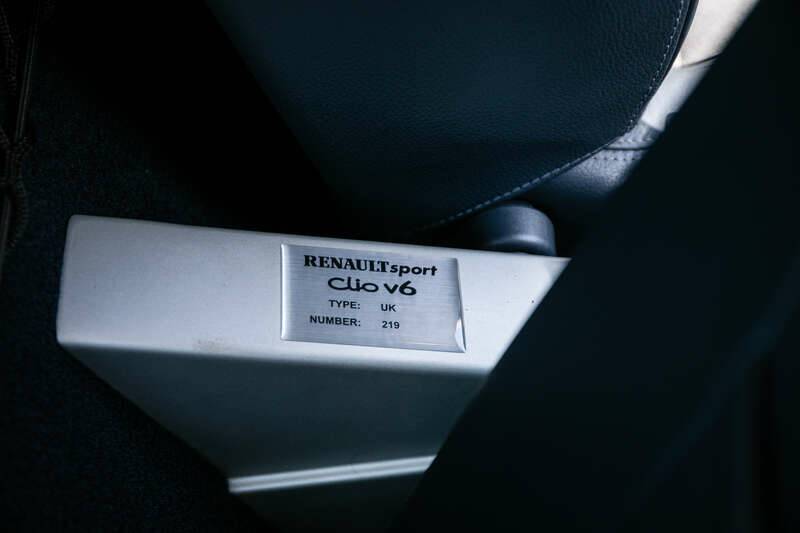 Image 24/34 of Renault Clio II V6 (2002)