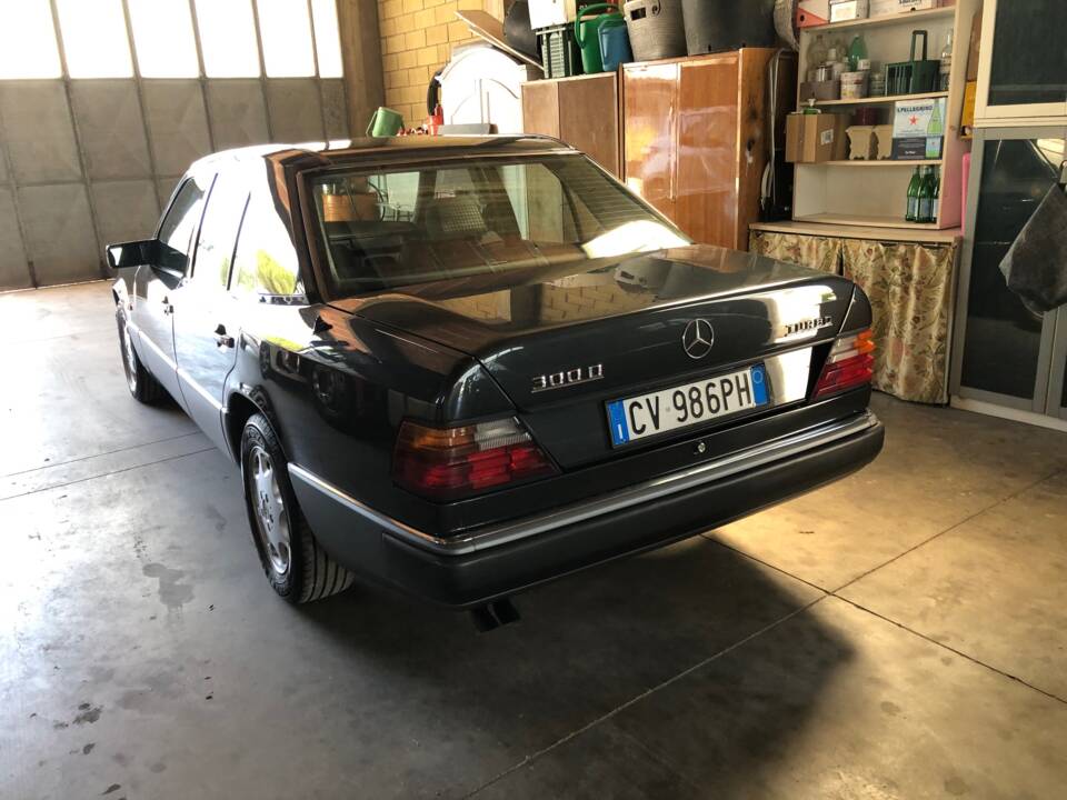Imagen 3/8 de Mercedes-Benz 300 D Turbo (1992)