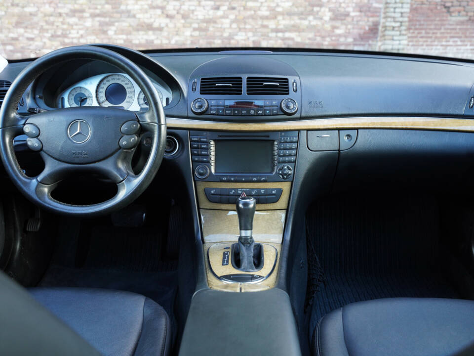 Image 35/50 of Mercedes-Benz E 230 (2009)