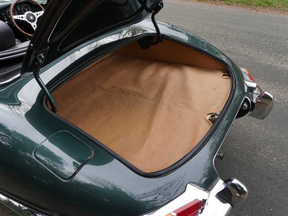 Image 18/25 de Jaguar E-Type (1970)