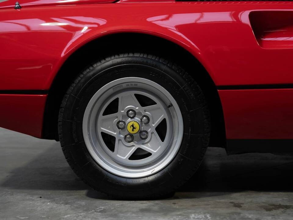 Bild 17/85 von Ferrari 308 GTSi Quattrovalvole (1985)
