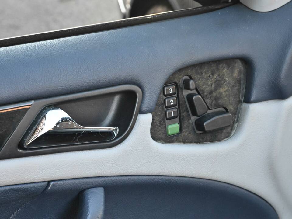 Image 24/50 of Mercedes-Benz CLK 230 Kompressor (2002)