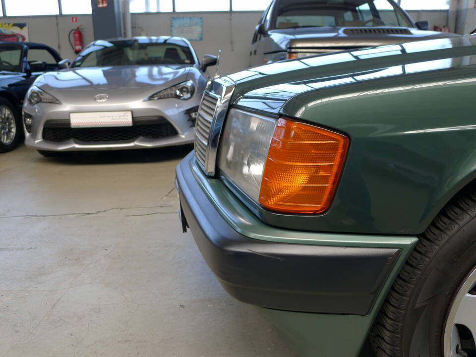 Bild 28/37 von Mercedes-Benz 190 E (1989)