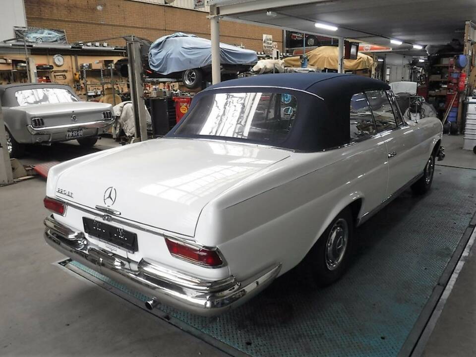 Afbeelding 3/50 van Mercedes-Benz 220 SE b (1963)