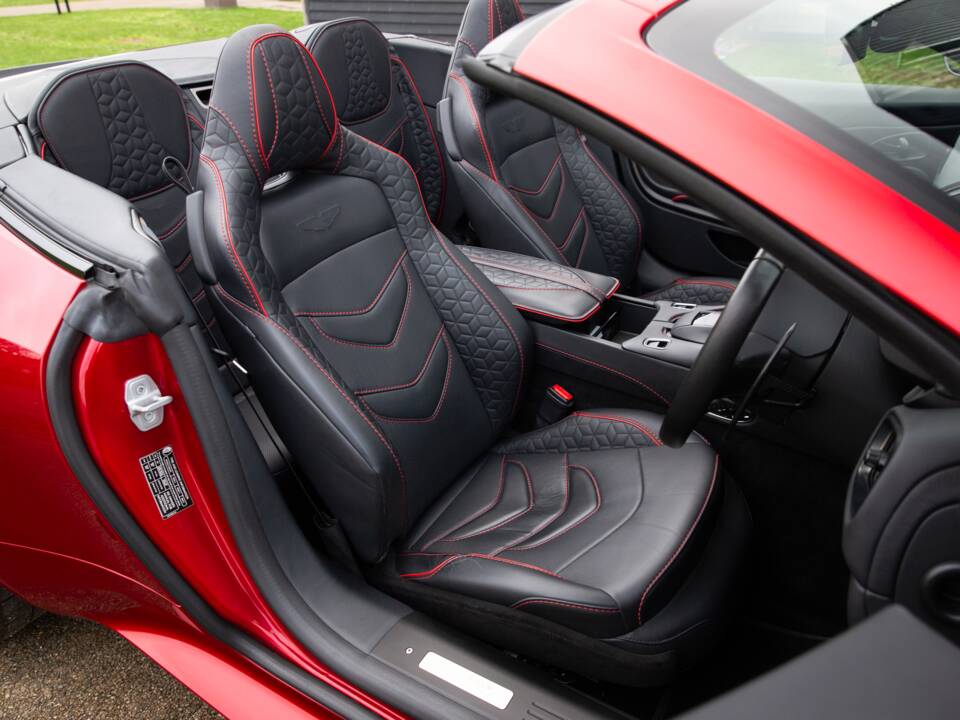 Immagine 62/84 di Aston Martin DBS 770 Ultimate Volante (2023)