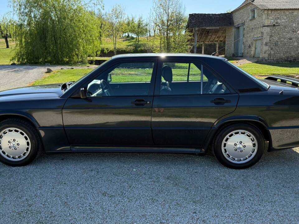 Bild 2/5 von Mercedes-Benz 190 E 2.5-16 (1990)