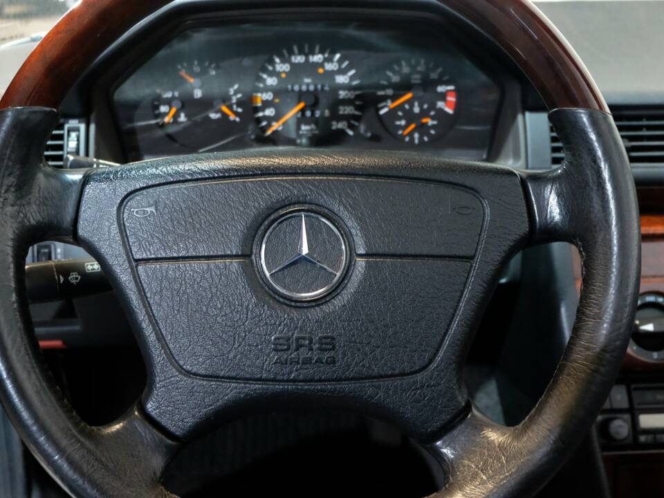 Image 5/30 de Mercedes-Benz E 220 (1995)