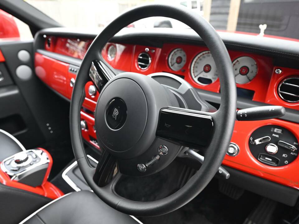 Image 36/50 of Rolls-Royce Phantom VII (2016)