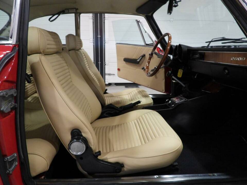 Image 8/14 of Alfa Romeo 2000 GT Veloce (1974)