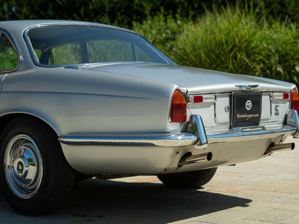 Image 24/50 of Jaguar XJ 6 4.2 (1970)