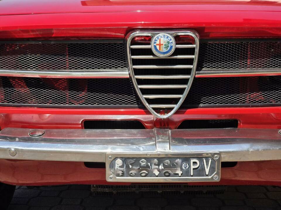 Image 19/45 of Alfa Romeo Giulia GT 1300 Junior (1973)