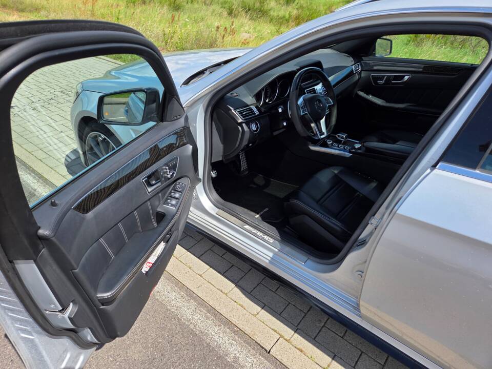 Immagine 9/11 di Mercedes-Benz E 63 S AMG 4MATIC T (2013)