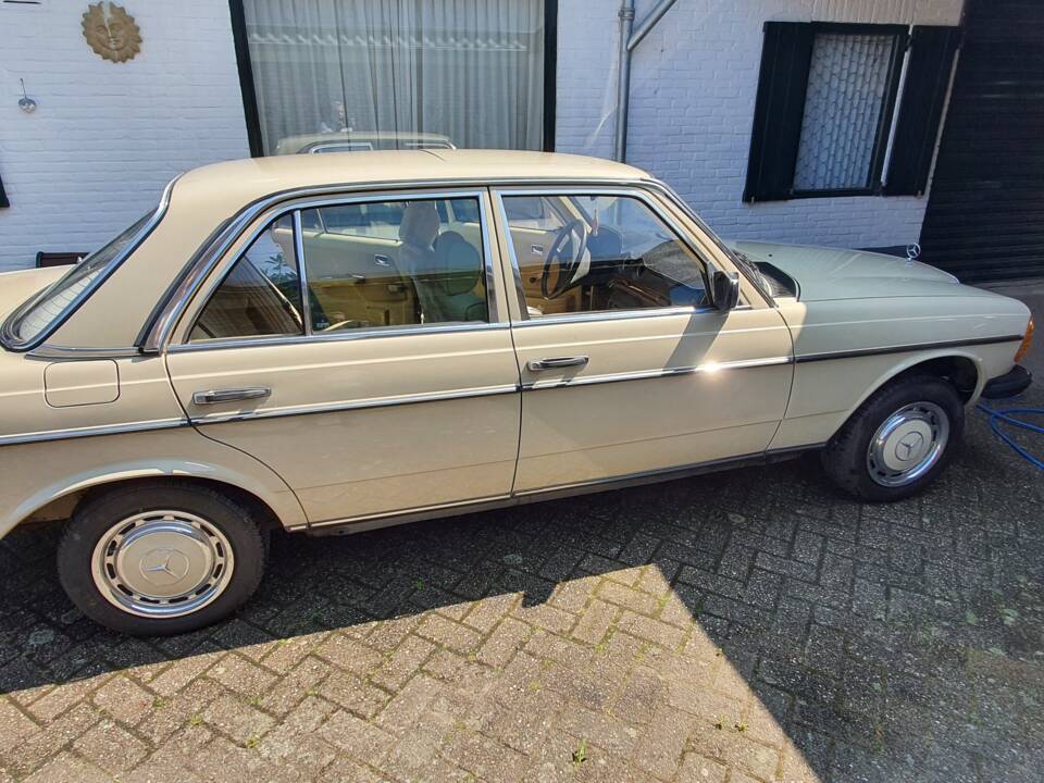 Image 1/12 of Mercedes-Benz 200 (1982)