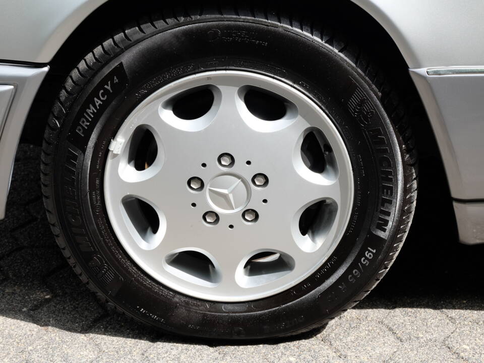 Image 44/69 of Mercedes-Benz E 320 (1994)