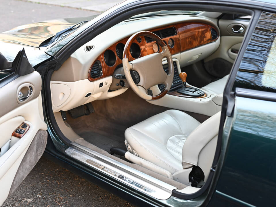 Image 15/23 of Jaguar XK8 4.0 (1998)