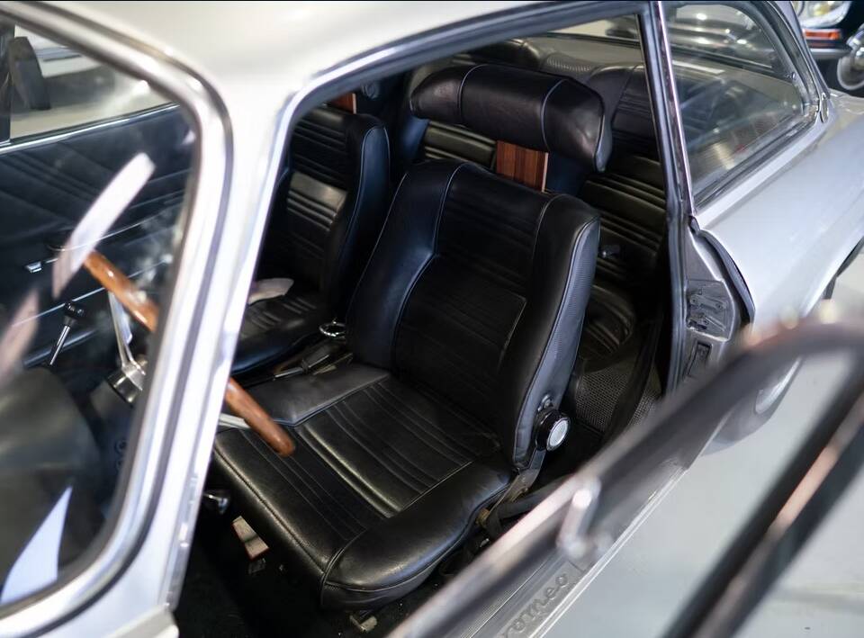 Image 16/27 of Alfa Romeo 1750 GT Veloce (1970)