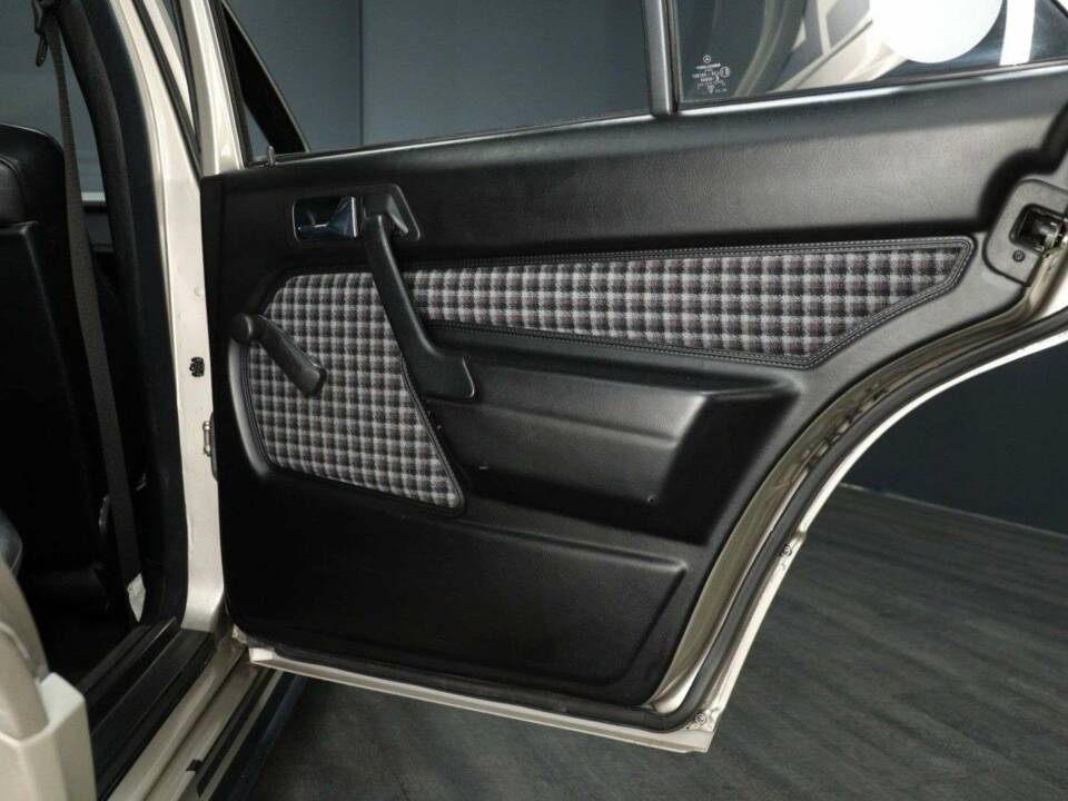 Image 21/30 of Mercedes-Benz 190 E 2.3-16 (1984)