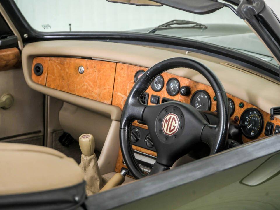 Image 36/50 of MG RV8 (1991)