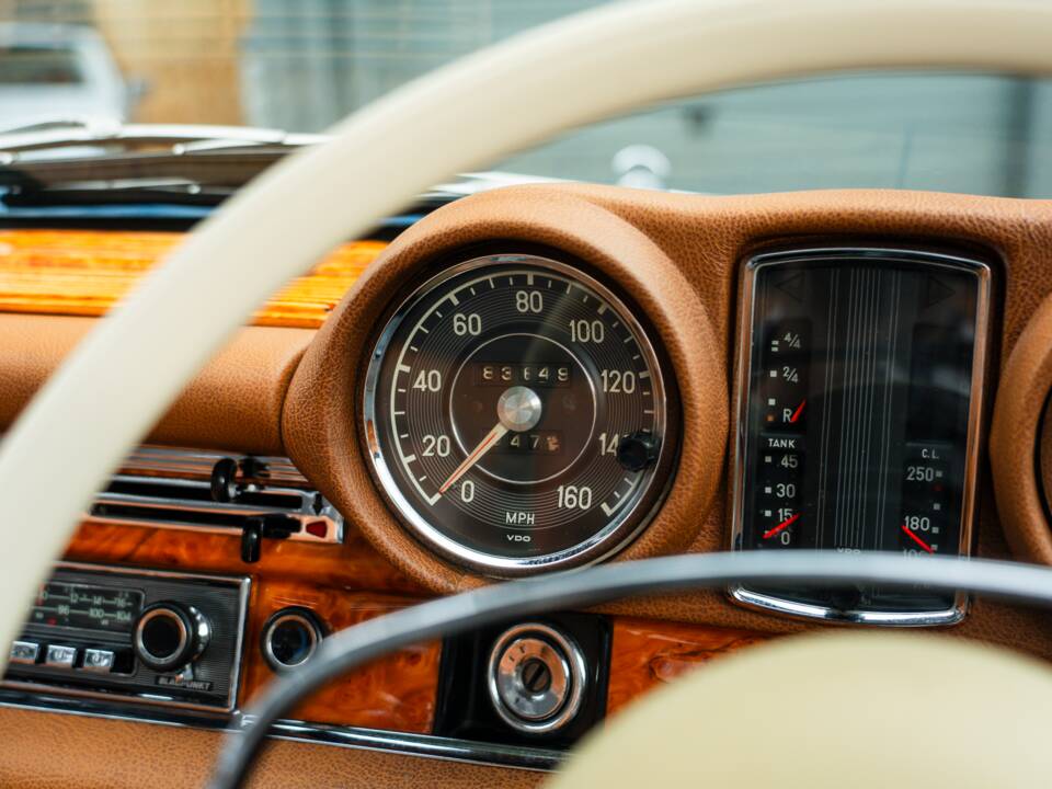 Image 31/57 de Mercedes-Benz 280 SE 3,5 (1971)
