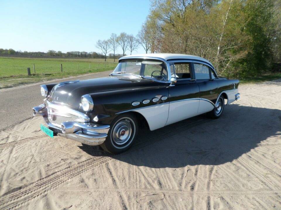 Image 2/9 of Buick Riviera Sedan (1956)