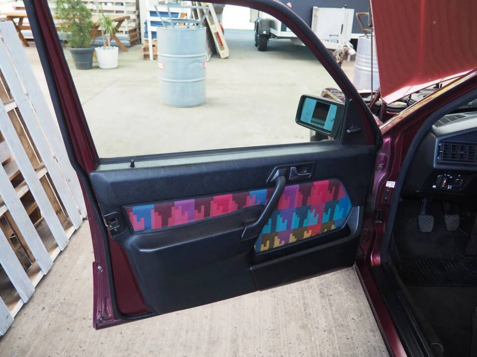Image 78/137 of Mercedes-Benz 190 E 1.8 Avantgarde &quot;Rosso&quot; (1992)