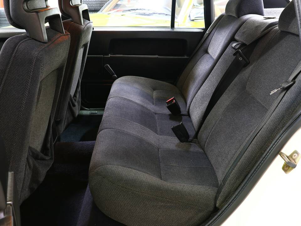 Image 22/34 of Volvo 940 2.3i (1991)