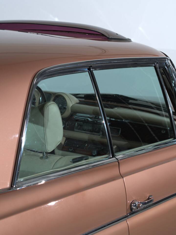 Image 26/57 of Mercedes-Benz 280 SE 3,5 (1971)