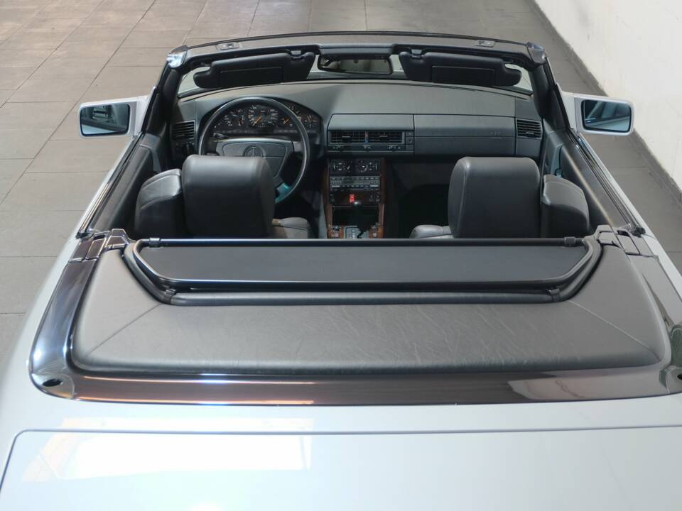 Image 28/51 of Mercedes-Benz 500 SL (1992)