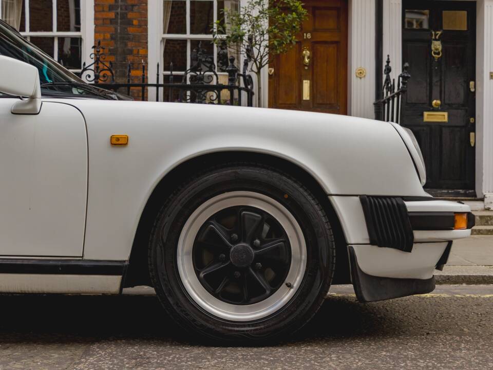 Image 22/33 of Porsche 911 Carrera 3.2 (1988)