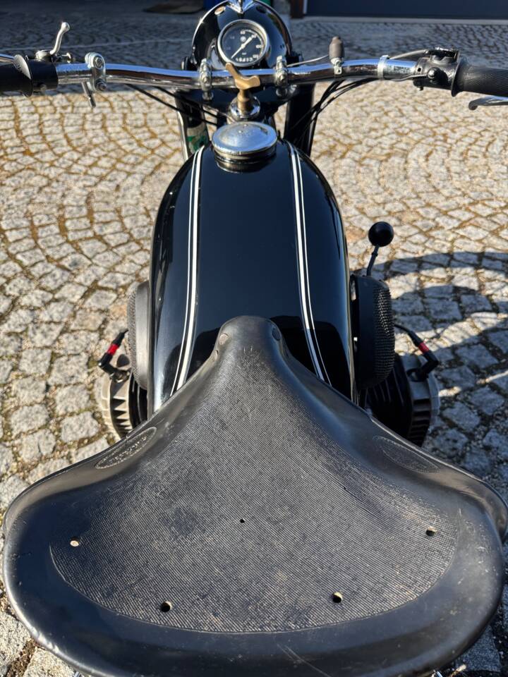 Image 7/19 of BMW R 12 (1941)