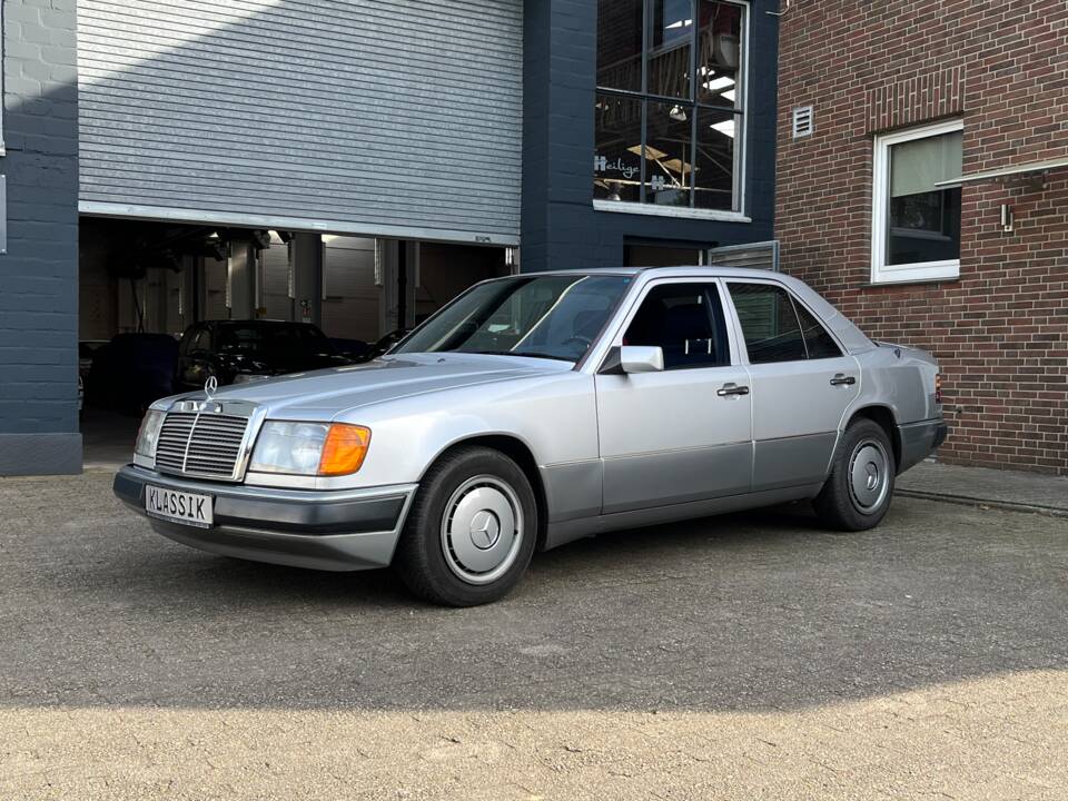 Imagen 3/48 de Mercedes-Benz 200 E (1991)